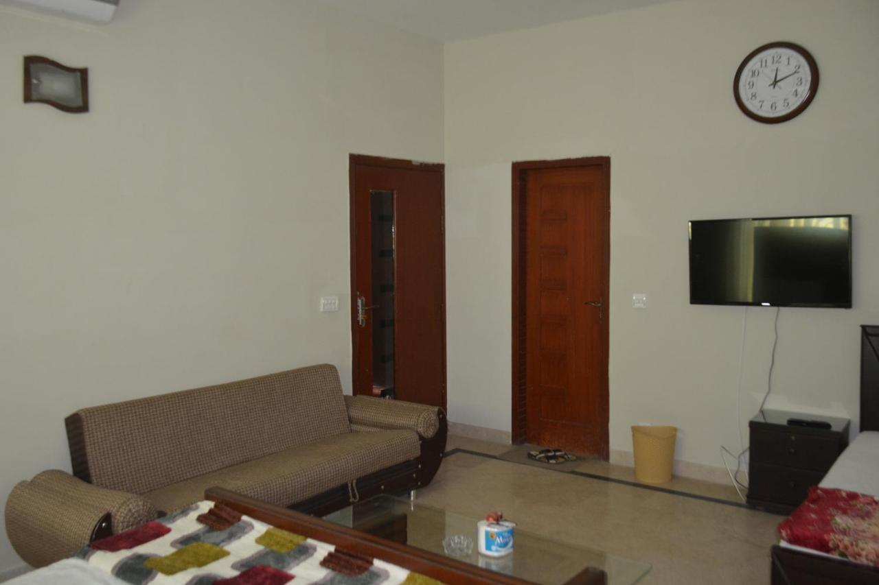 The Travelers Den Hotell Islamabad Exteriör bild
