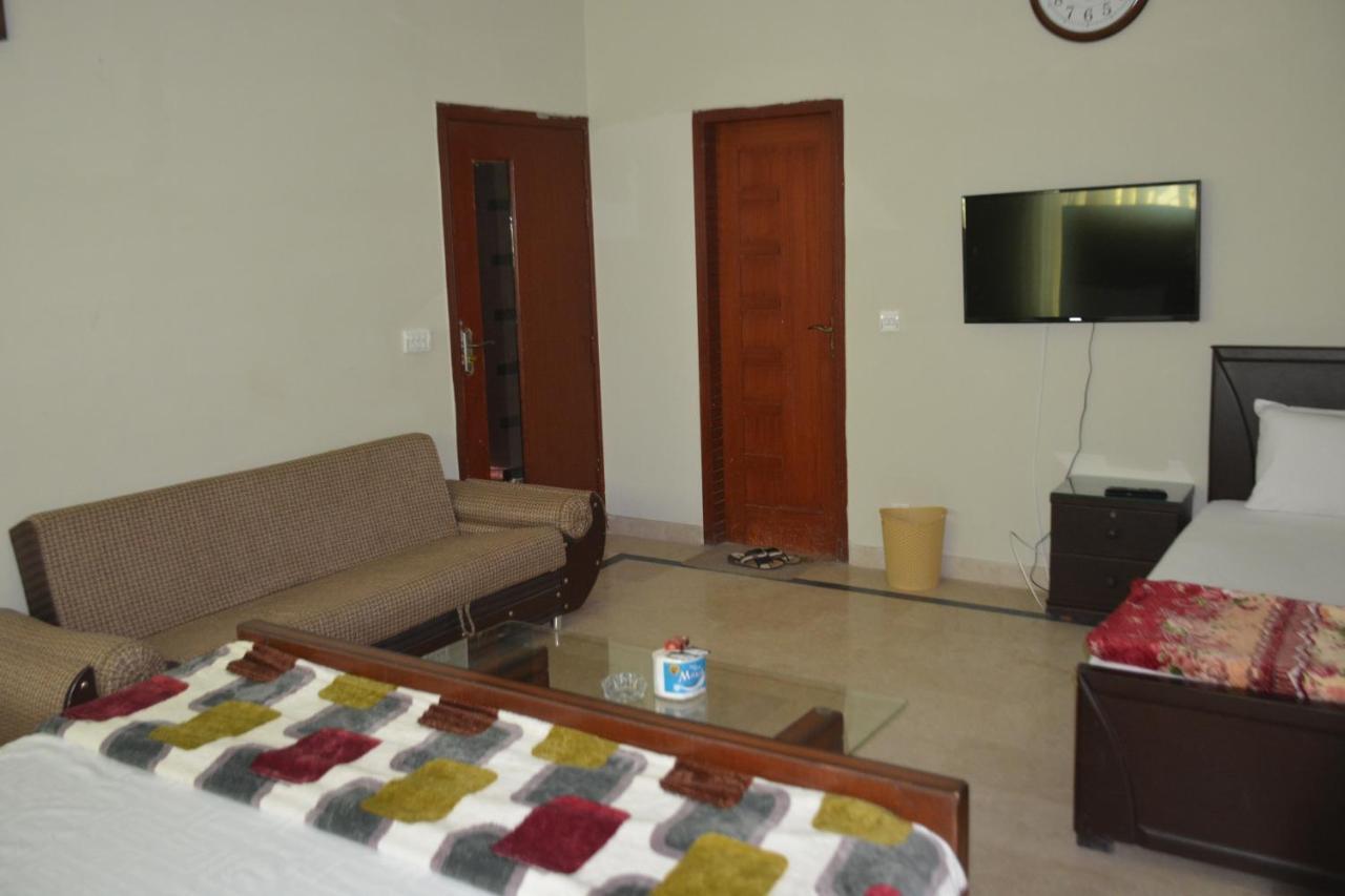 The Travelers Den Hotell Islamabad Exteriör bild