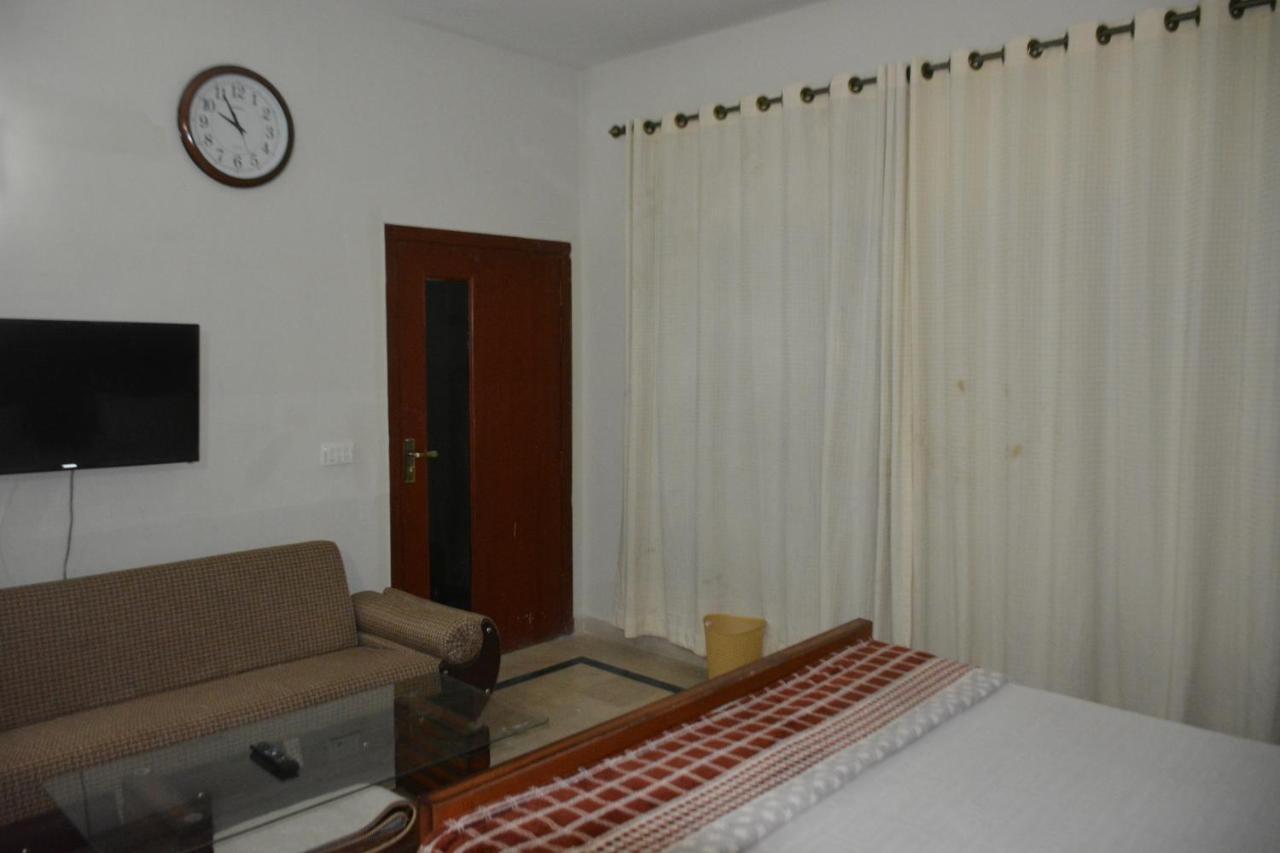 The Travelers Den Hotell Islamabad Exteriör bild