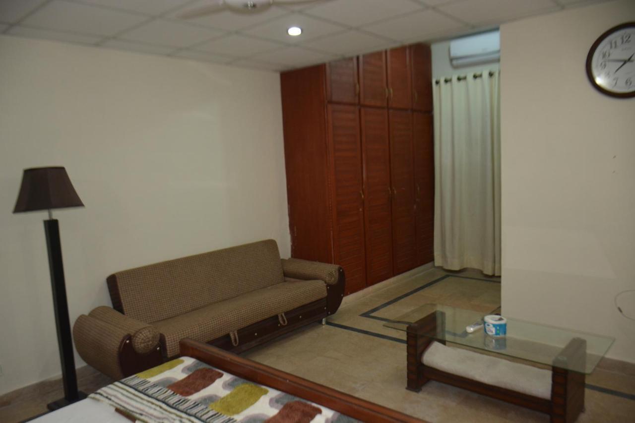 The Travelers Den Hotell Islamabad Exteriör bild